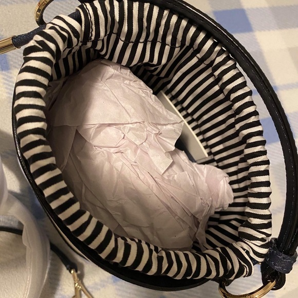 ❗️SOLD❗️Kate Spade Small Bucket Bag - Picture 2 of 6